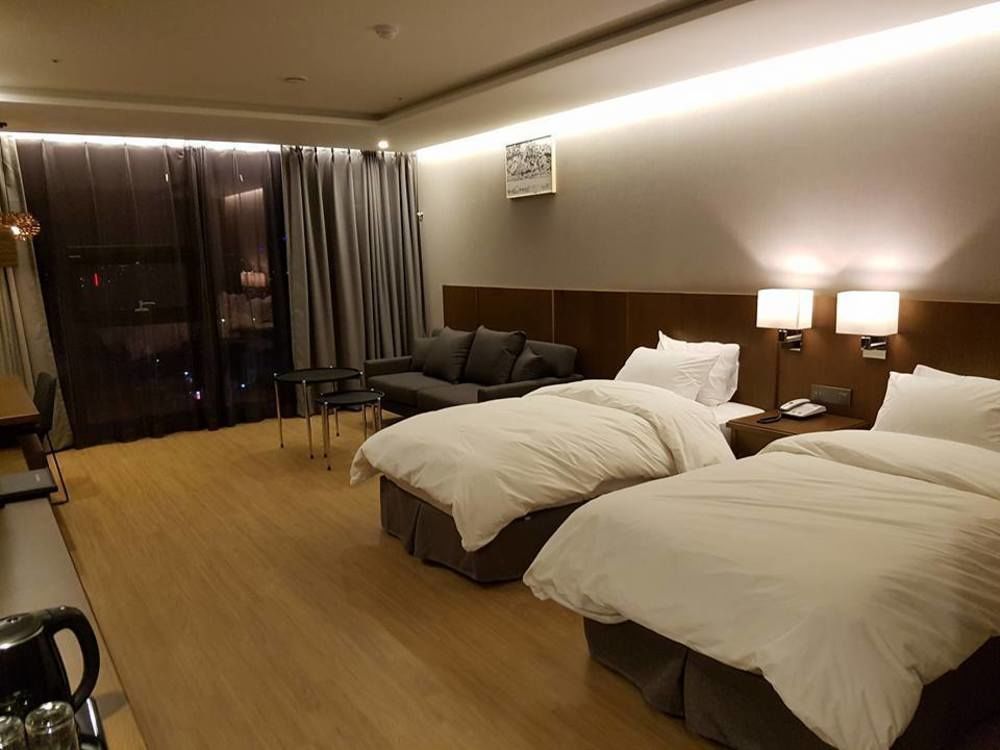 J Square Hotel And Wedding Jinju Exteriör bild