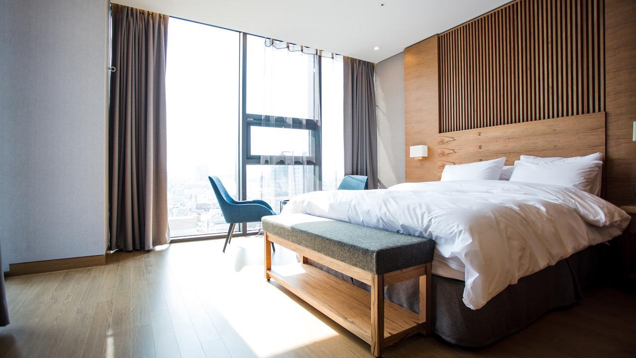 J Square Hotel And Wedding Jinju Exteriör bild