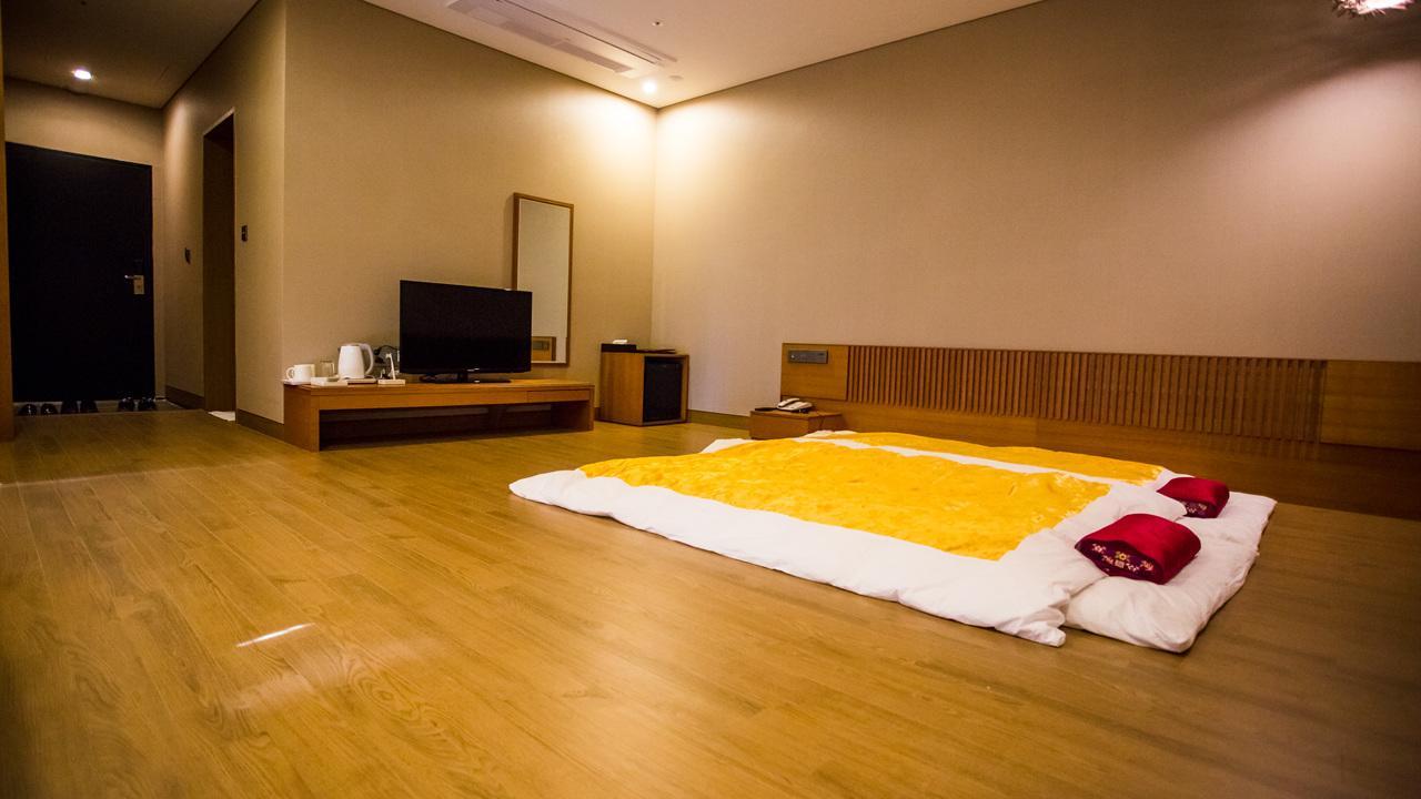 J Square Hotel And Wedding Jinju Exteriör bild