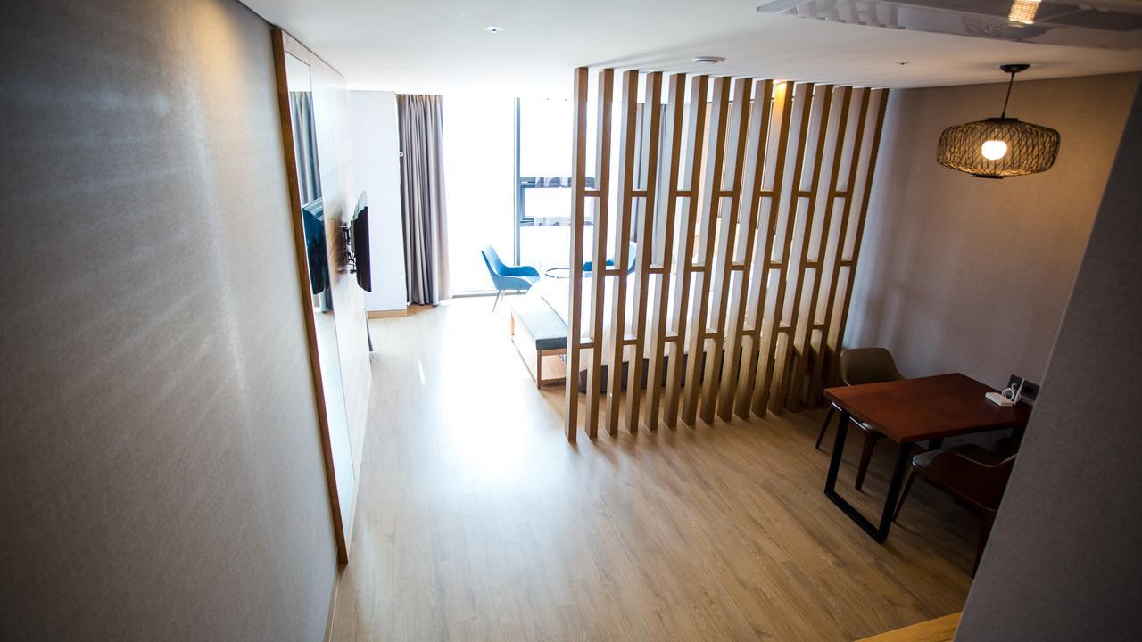 J Square Hotel And Wedding Jinju Exteriör bild