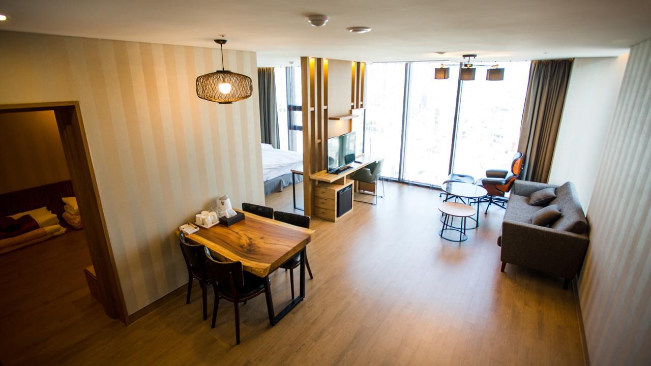 J Square Hotel And Wedding Jinju Exteriör bild