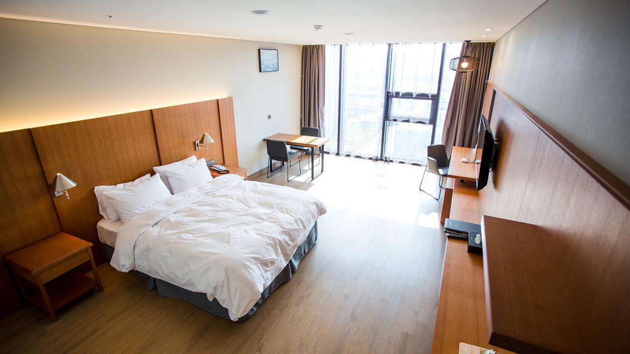 J Square Hotel And Wedding Jinju Exteriör bild