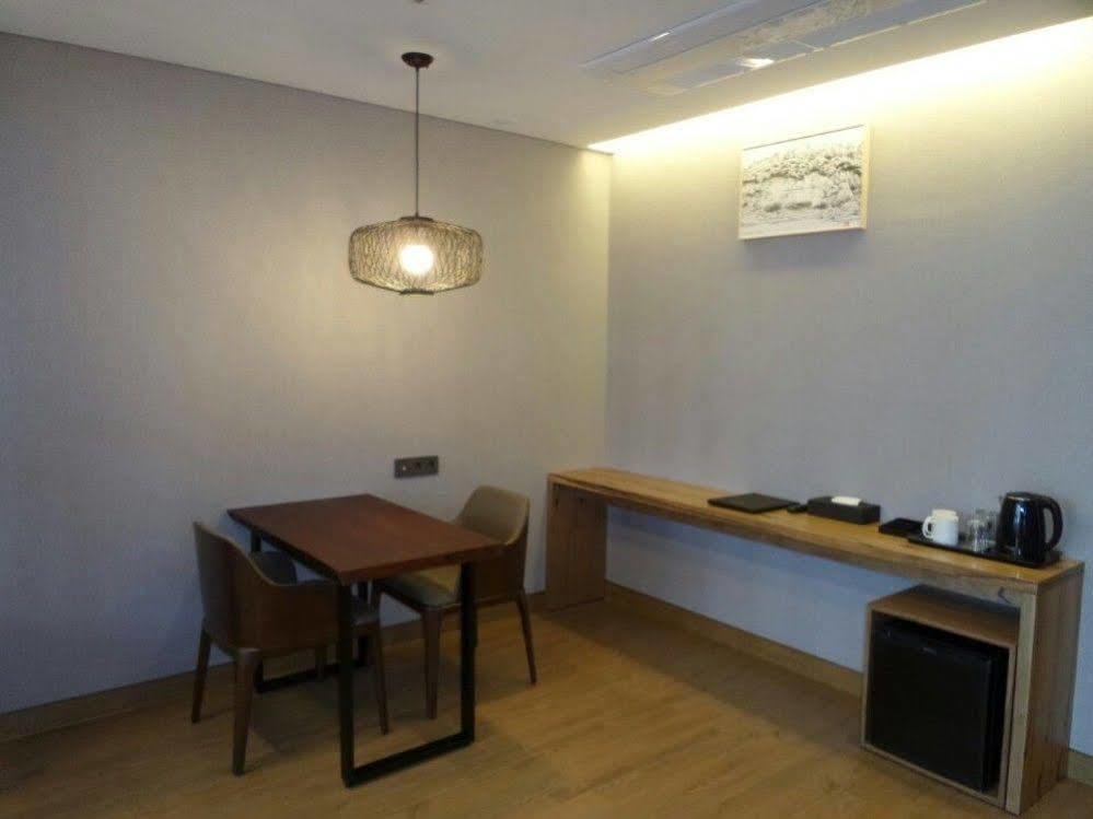 J Square Hotel And Wedding Jinju Exteriör bild