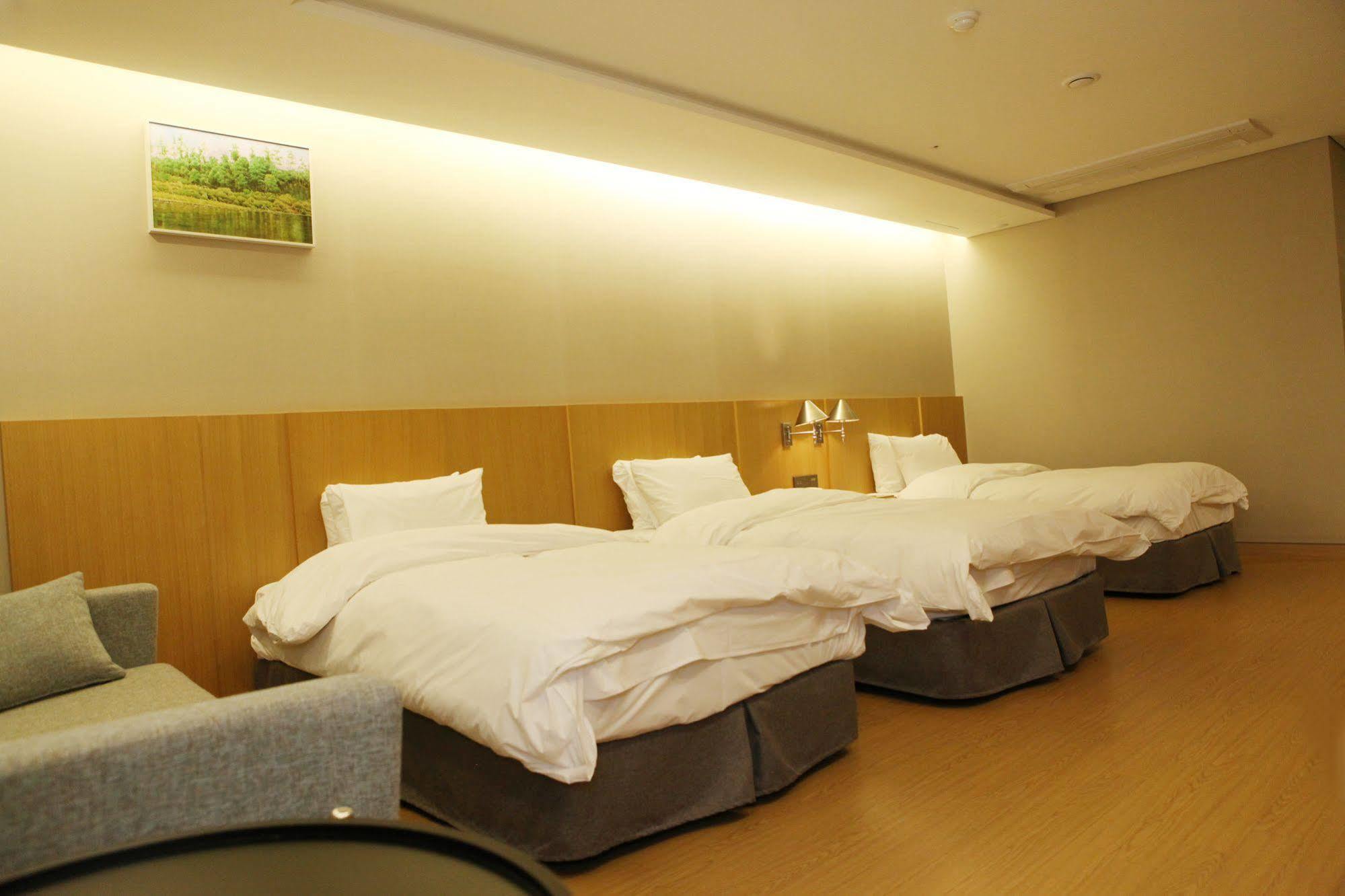 J Square Hotel And Wedding Jinju Exteriör bild